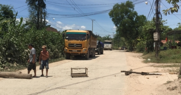 Thừa Thiên – Huế: Bức xúc vì bụi đường, người dân lập hàng rào chặn xe