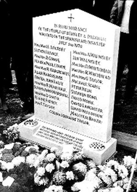 Một tấm bia tưởng niệm c&aacute;c nạn nh&acirc;n thiệt mạng trong vụ rơi m&aacute;y bay Dan-Air ở T&acirc;y Ban Nha. Ảnh: History.com