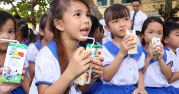 Vinamilk trao 76.500 ly sữa cho trẻ tỉnh Vĩnh Long