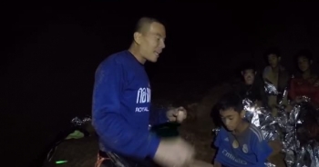 Video mới nhất về 13 thành viên đội bóng Thái Lan mắc kẹt trong hang Tham Luang
