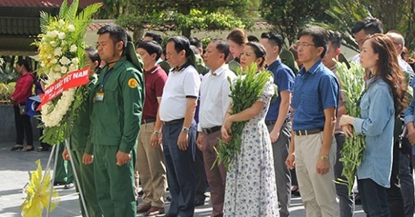 Đoàn công tác Báo PLVN viếng Nghĩa trang liệt sĩ Việt – Lào, khu di tích Ngã ba Đồng Lộc