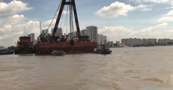 Tìm thấy 2 thi thể nạn nhân trong vụ lật sà lan trên sông Sài Gòn