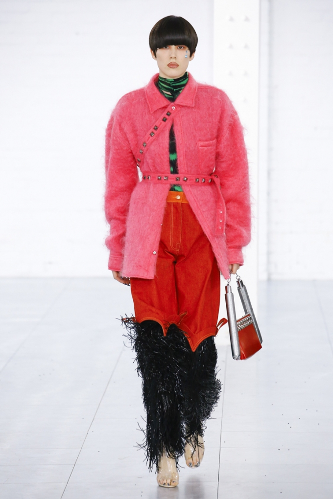 Thanh Hằng xuất hiện trong BST của nh&agrave; thiết kế Anh tại Fashion Yoyage