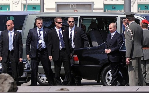 Cảnh vệ Nga bảo vệ nh&agrave; l&atilde;nh đạo Putin trong một lần ở Vienna (&Aacute;o). Ảnh: TASS.