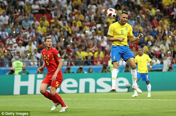 Augusto thắp l&ecirc;n hy vọng khi r&uacute;t ngắn tỷ số xuống 1-2 cho Brazil ở ph&uacute;t 75. (Ảnh: Getty Images)