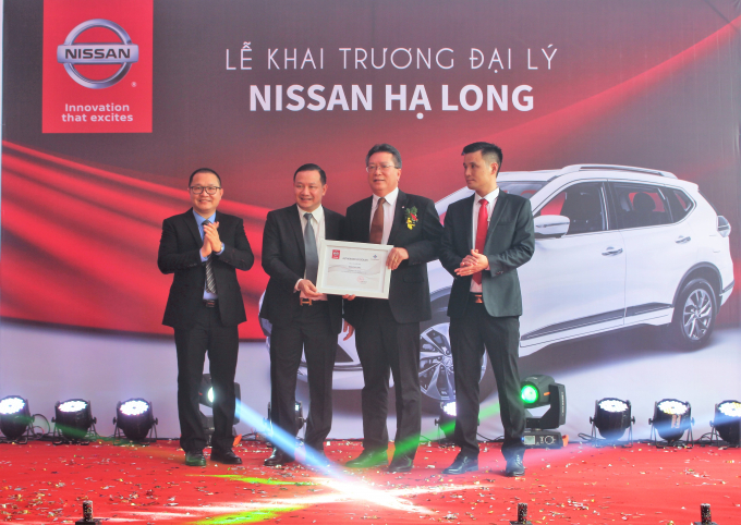 Tổng gi&aacute;m đốc Nissan Việt Nam trao giấy chứng nhận Nissan Hạ Long l&agrave; đại l&yacute; 3S ch&iacute;nh thức&nbsp;