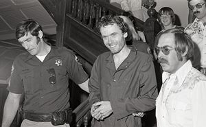 Ted Bundy bị cảnh s&aacute;t bắt.