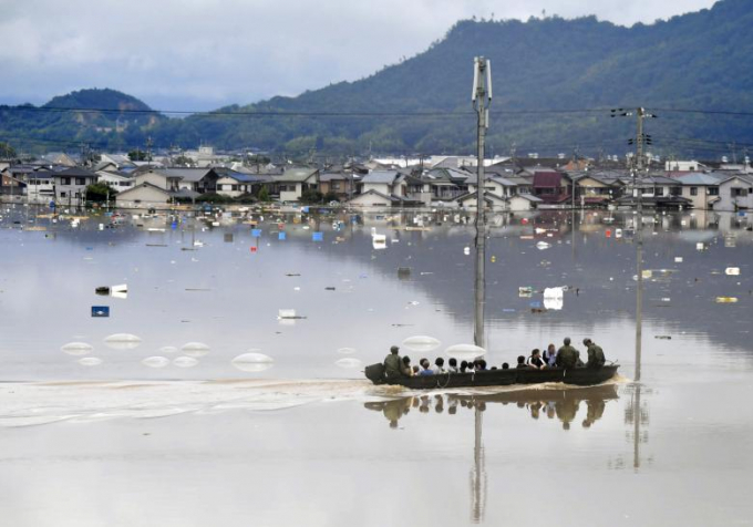 H&atilde;ng tin Reuters dẫn tin từ truyền th&ocirc;ng v&agrave; Cơ quan Quản l&yacute; Thảm họa v&agrave; Hỏa hoạn Nhật Bản cho biết, t&iacute;nh đến ng&agrave;y 8/7, &iacute;t nhất 81 người đ&atilde; thiệt mạng v&agrave; hơn 1,6 triệu người đ&atilde; được lực lượng cứu hộ Nhật Bản sơ t&aacute;n trong đợt mưa lũ đổ bộ v&agrave;o c&aacute;c khu vực miền t&acirc;y v&agrave; trung Nhật Bản.