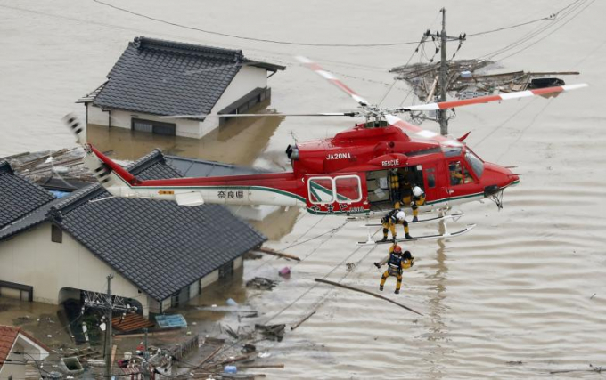 Lực lượng cứu trợ khẩn cấp v&agrave; binh sĩ sử dụng trực thăng v&agrave; thuyền để giải cứu những người bị mắc kẹt hoặc chưa kịp sơ t&aacute;n&nbsp;ở Kurashik.