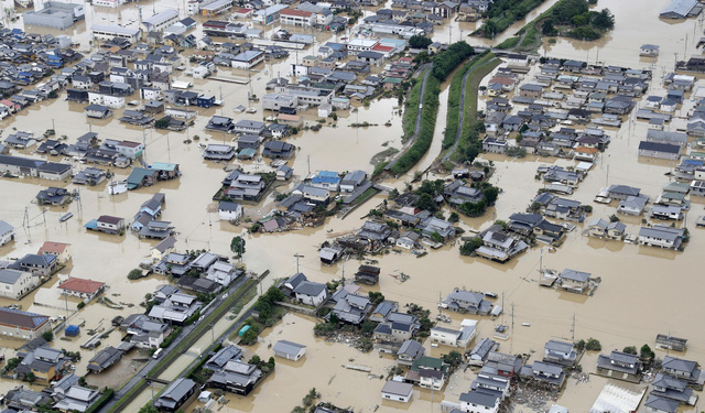 Tại tỉnh Okayama, một trong những khu vực bị thiệt hại nặng nề nhất, hơn 1.000 người ngồi tr&ecirc;n c&aacute;c m&aacute;i nh&agrave; bị ngập nước đ&atilde; được giải cứu bằng thuyền v&agrave; trực thăng.