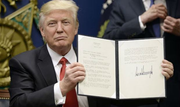 Trump k&yacute; sắc lệnh cấm nhập cảnh năm 2017