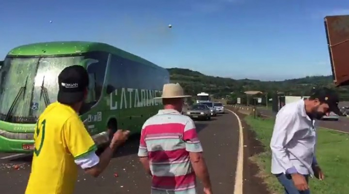 Trở về sau thất bại ở World Cup, xe bus của ĐT Brazil đ&atilde; phải hứng chịu những m&agrave;n n&eacute;m gạch đ&aacute;, trứng thối của CĐV.