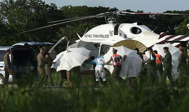 Trực thăng chở những cậu b&eacute; vừa được giải cứu tới bệnh viện.