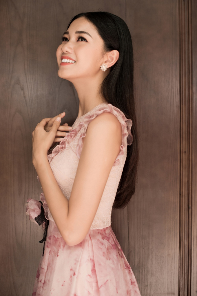 Hoa hậu Mỹ Linh, &Aacute; hậu Thanh T&uacute; rực rỡ sắc h&egrave; với v&aacute;y ren