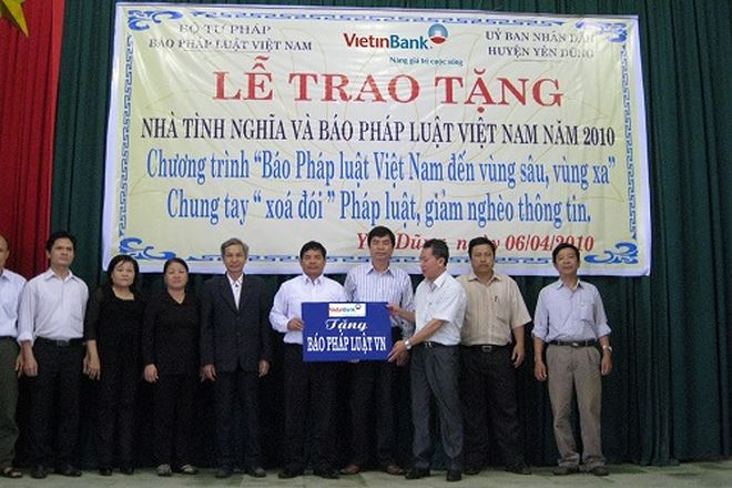 Lễ trao tặng nh&agrave; t&igrave;nh nghĩa tổ chức năm 2010 tại Bắc Giang.