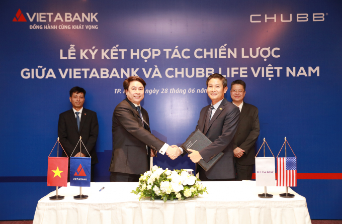 Đại diện Chubb Life Việt Nam v&agrave; VietABank tại buổi lễ k&yacute; kết hợp t&aacute;c chiến lược.