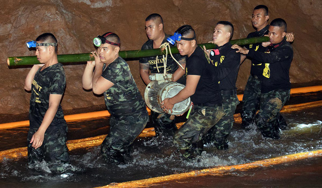 Đội cứu hộ đội b&oacute;ng Th&aacute;i Lan l&agrave;m việc trong hang Tham Luang (Ảnh: Reuters)