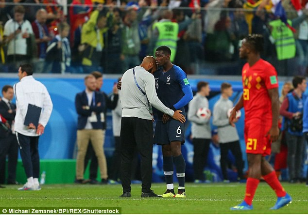 Thierry Henry buồn b&atilde; sau khi trận đấu kết th&uacute;c, anh ch&uacute;c mừng Pogba