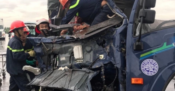 Tai nạn kinh hoàng tuyến đường tránh TP Vinh nạn nhân kẹt cứng trong cabin xe biến dạng