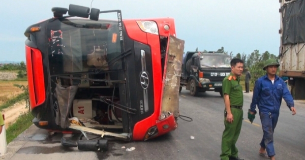 Nghệ An: Khởi tố tài xế vụ lật xe khách khiến 9 người thương vong
