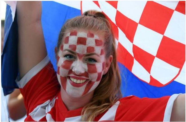 Niềm vui của nữ cổ động vi&ecirc;n Croatia sau chiến thắng nghẹt thở trước Anh