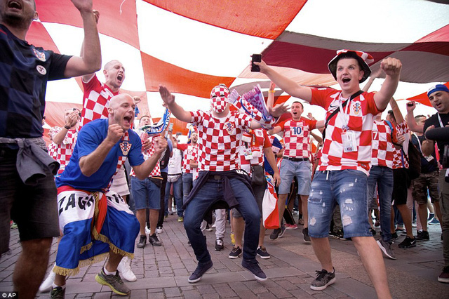 Người Croatia mở hội sau tấm v&eacute; v&agrave;o chơi chung kết World Cup 2018
