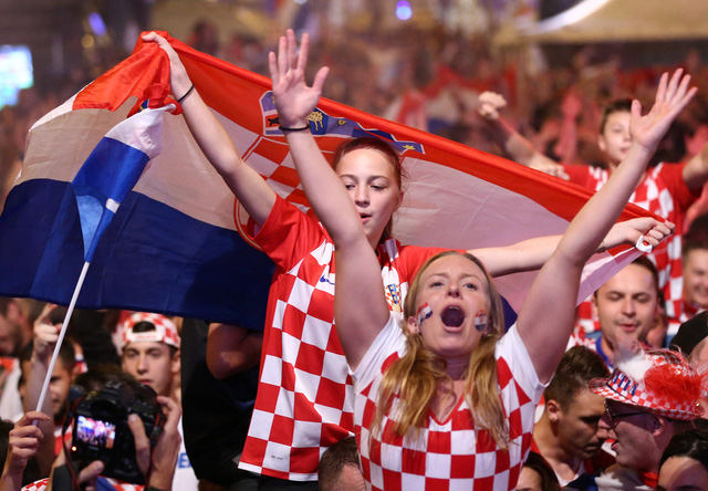 Cổ động vi&ecirc;n Croatia mở hội ăn mừng sau chiến thắng đội tuyển Anh
