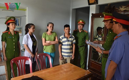 Cơ quan chức năng đọc lệnh bắt giữ Nguyễn Thị Băng T&acirc;m.