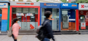Tiêu dùng 72h: Ngân hàng muốn tăng phí thẻ ATM, người tiêu dùng thì sao?