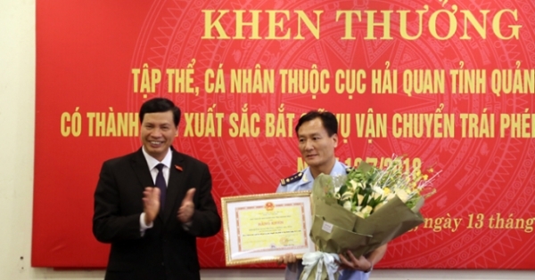 Quảng Ninh: Lãnh đạo UBND tỉnh tặng bằng khen tập thể, cá nhân cục Hải Quan có thành tích xuất sắc