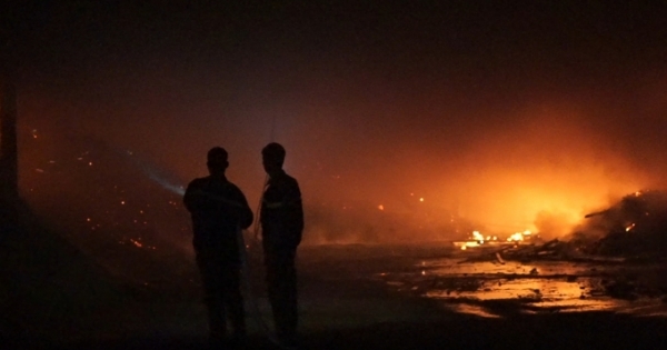 Bình Dương: Xưởng chứa mùn cưa bốc cháy dữ dội