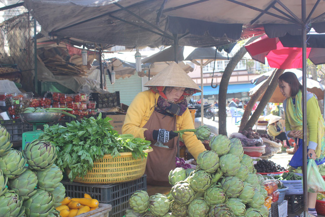 Tại chợ Đ&agrave; Lạt một số loại rau tăng gi&aacute; ch&oacute;ng mặt, b&ocirc;ng atiso tươi hiện tại cũng tăng khoảng 40.000 đồng/kg