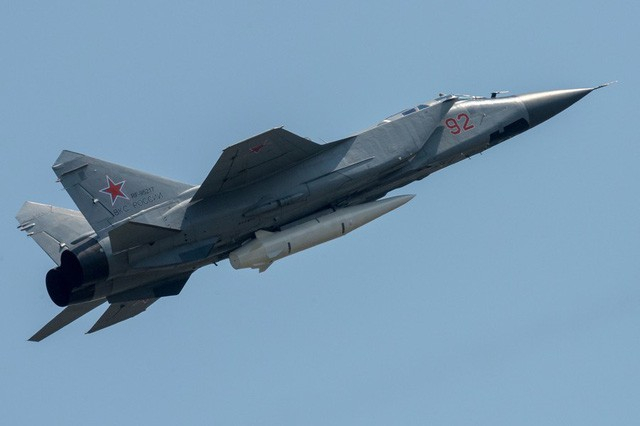 M&aacute;y bay chiến đấu MiG-31 mang theo t&ecirc;n lửa Kinzhal (Ảnh: Sputnik)