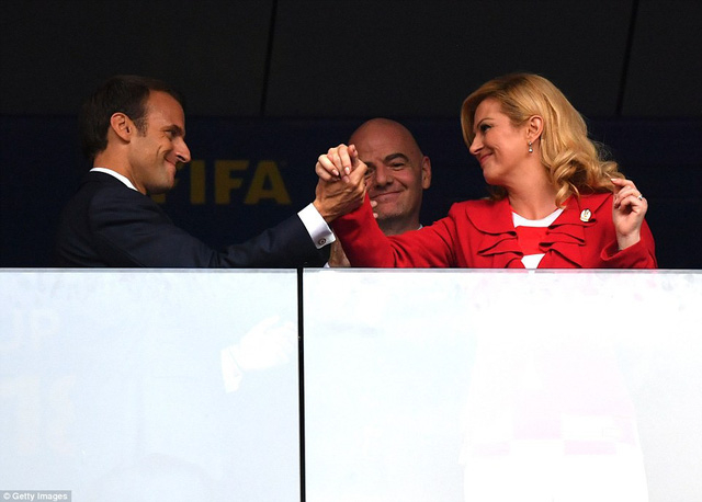 Tổng thống Ph&aacute;p Emmanuel Macron v&agrave; tổng thống Croatia Kolinda Grabar-Kitarovic bắt tay nhau trước khi trận đấu diễn ra