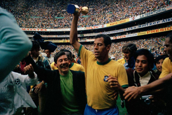 &nbsp;Sau khi Brazil v&ocirc; địch World Cup 1970, họ đ&atilde; được giữ lu&ocirc;n phi&ecirc;n bản đầu ti&ecirc;n của c&uacute;p v&agrave;ng - chiếc c&uacute;p Jules Rimet.