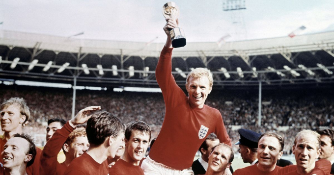Đội tuyển Anh v&ocirc; địch World Cup 1966 v&agrave; tr&ecirc;n tay họ l&agrave; chiếc c&uacute;p Jules Rimet danh gi&aacute;.