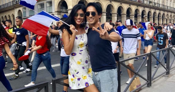 Vợ chồng siêu mẫu Trang Lạ và siêu mẫu Jessica Minh Anh xuống đường ăn mừng chiến thắng World Cup 2018