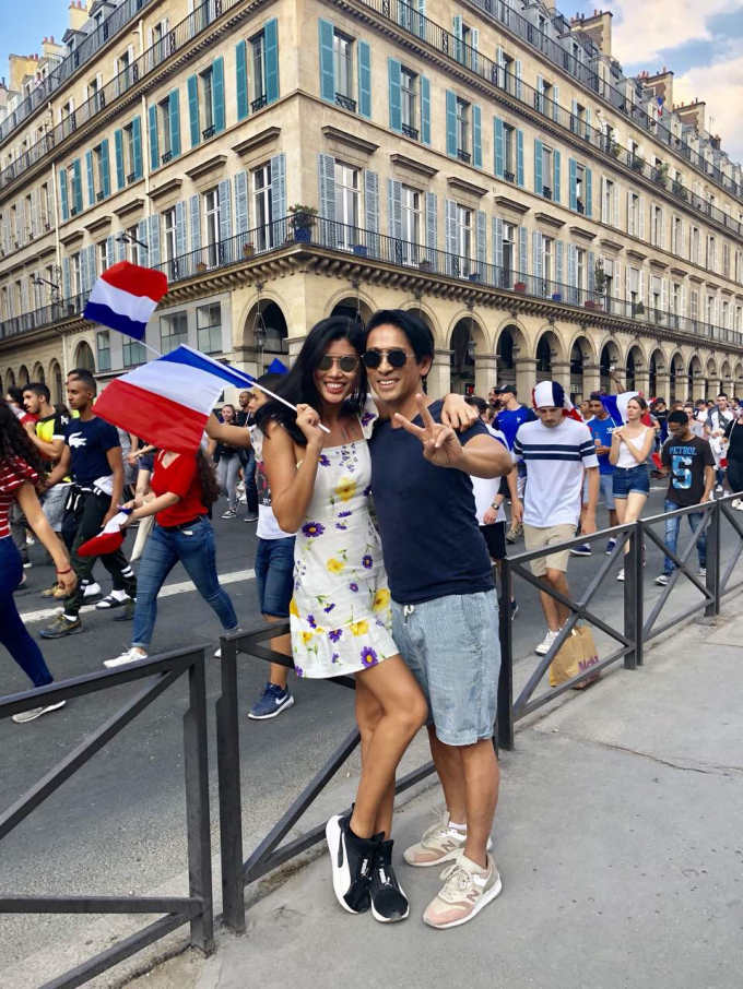 Vợ chồng si&ecirc;u mẫu Trang Lạ v&agrave; si&ecirc;u mẫu Jessica Minh Anh xuống đường ăn mừng chiến thắng World Cup 2018