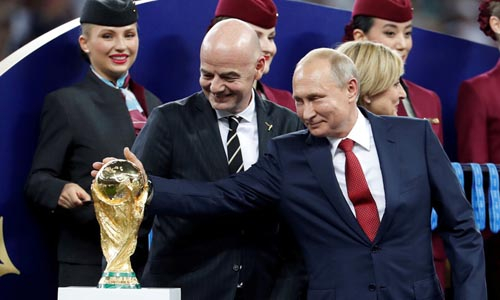 Tổng thống Nga Vladimir Putin (ngo&agrave;i c&ugrave;ng b&ecirc;n phải) chạm tay v&agrave;o c&uacute;p v&agrave;ng World Cup trong lễ trao giải&nbsp;ng&agrave;y 15/7. Ảnh:&nbsp;Reuters.