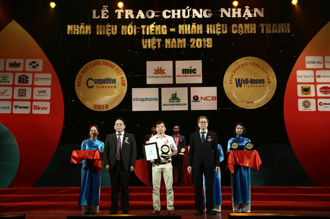 Đại diện FrieslandCampina Việt Nam (đứng giữa) nhận giải thưởng Nh&atilde;n hiệu nổi tiếng Việt nam 2018