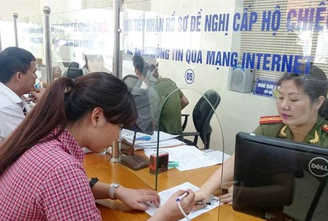 Người d&acirc;n l&agrave;m thủ tục cấp hộ chiếu tại Ph&ograve;ng PA72 -CATP H&agrave; Nội. Ảnh: Tuấn Nguyễn.