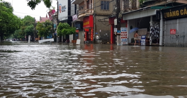 Nghệ An: Mưa lớn “nhấn chìm” đường phố trong biển nước, miền núi sạt lở nghiêm trọng