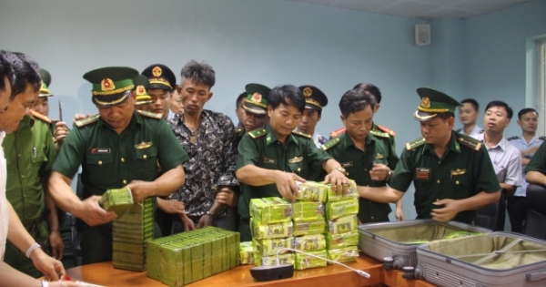 Hà Tĩnh: Bắt 3 đối tượng vận chuyển 52 bánh Heroin và 25kg ma túy đá