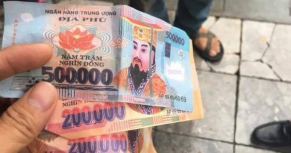 Khách Tây tố tài xế xích lô ở Hà Nội trả lại... tiền âm phủ