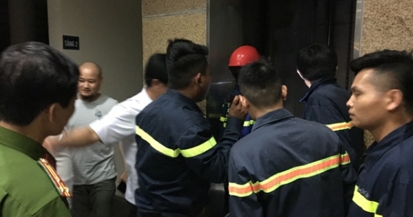 Giải cứu 10 người kẹt trong thang máy ở Thư viện tỉnh Thanh Hóa