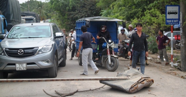 Bụi “tra tấn”, dân bức xúc ngăn đường chặn xe tải