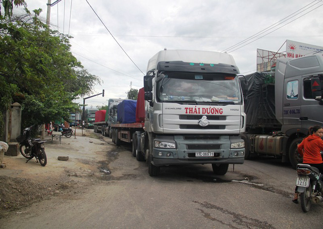 Nhiều xe tải phải đậu dọc quốc lộ 1 đoạn qua phường B&ugrave;i Thị Xu&acirc;n.