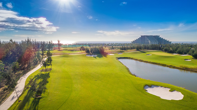 Vinpearl Golf Nam Hội An tọa lạc tại quần thể kh&aacute;ch sạn nghỉ dưỡng &ndash; vui chơi giải tr&iacute; cao cấp Vinpearl Resort &amp;amp;amp; Golf Nam Hội An (Quảng Nam). S&acirc;n sở hữu chiều d&agrave;i tối đa l&agrave; 7.224 yard, được tư vấn, thiết kế bởi tập đo&agrave;n nổi tiếng IMG Worldwide n&ecirc;n đ&aacute;p ứng những ti&ecirc;u chuẩn khắt khe nhất của một s&acirc;n golf quốc tế v&agrave; ph&ugrave; hợp để tổ chức tất cả c&aacute;c giải đấu của PGA (Hiệp hội golf chuy&ecirc;n nghiệp).&nbsp;