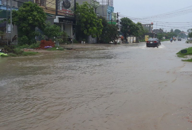 Mưa lớn khiến nhiều tuyến đường tại th&agrave;nh phố Sầm Sơn bị ngập