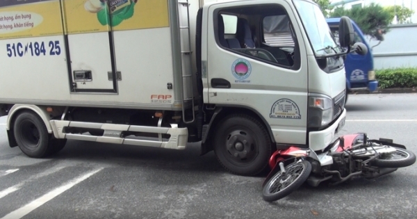TP HCM: Xe máy va chạm với xe tải, 1 người tử vong